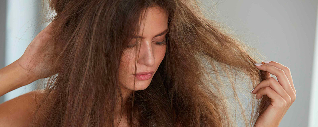 Perché il capello si danneggia in estate? Cause e rimedi per la ricostruzione